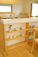 キッチンカウンターの飾り棚